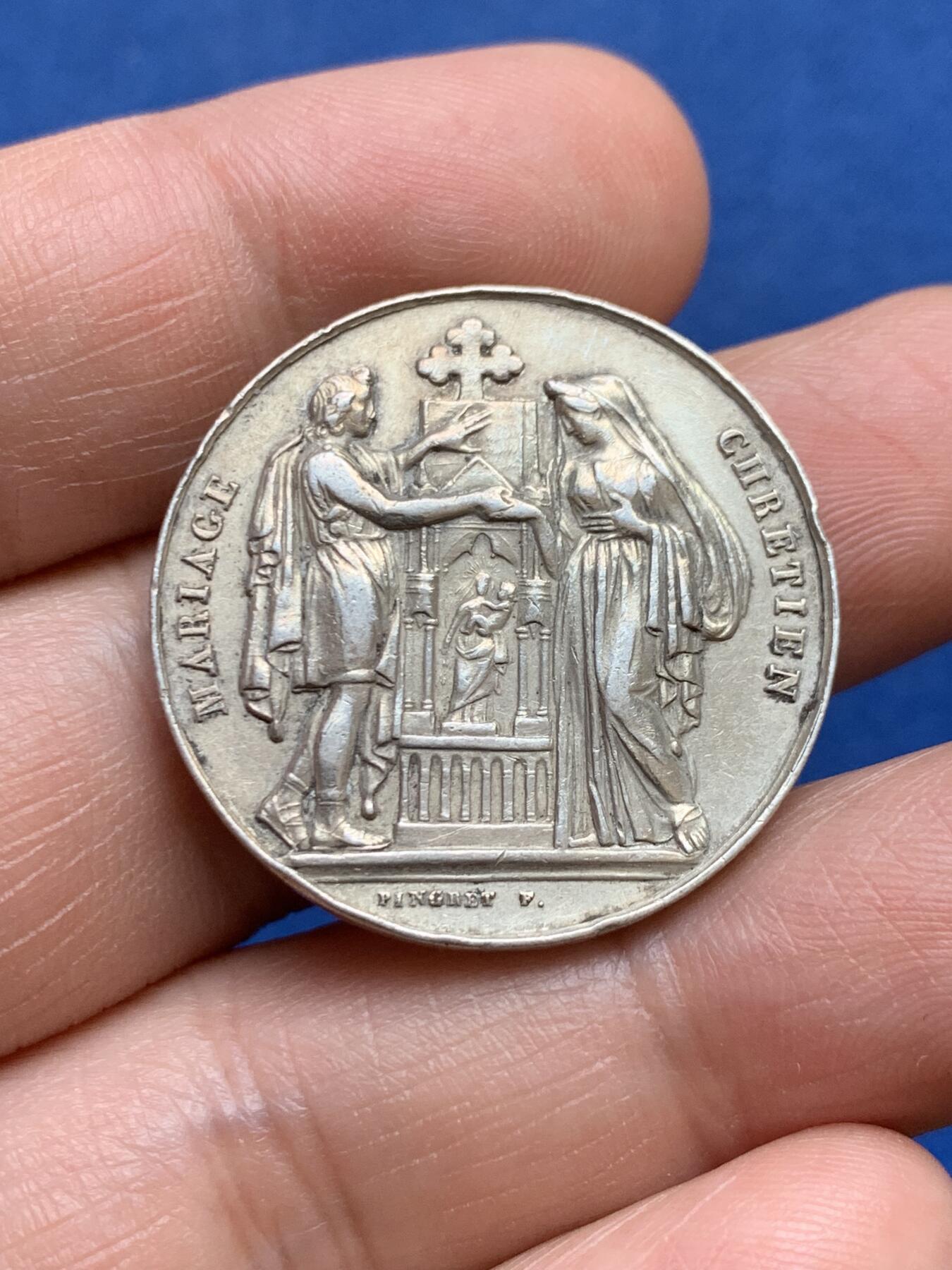 《竞宝斋》第482场 周日，周一 2场连拍 （全场包邮）20级店铺 欢迎送拍 早期婚礼银章 12.3克 29.8mm 小手指银标 背面未刻字