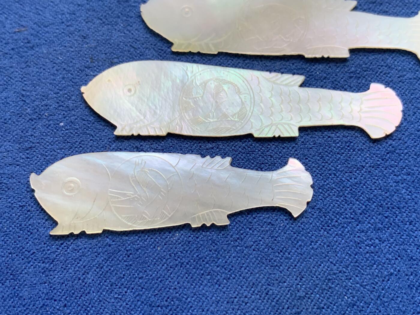 《竞宝斋》第482场 周日，周一 2场连拍 （全场包邮）20级店铺 欢迎送拍 清代刻花螺钿鱼形筹码双对四枚，成双成对，东方韵味，晶莹趣味，寓意吉祥，总重3.33克，尺寸51mm*12.5mm