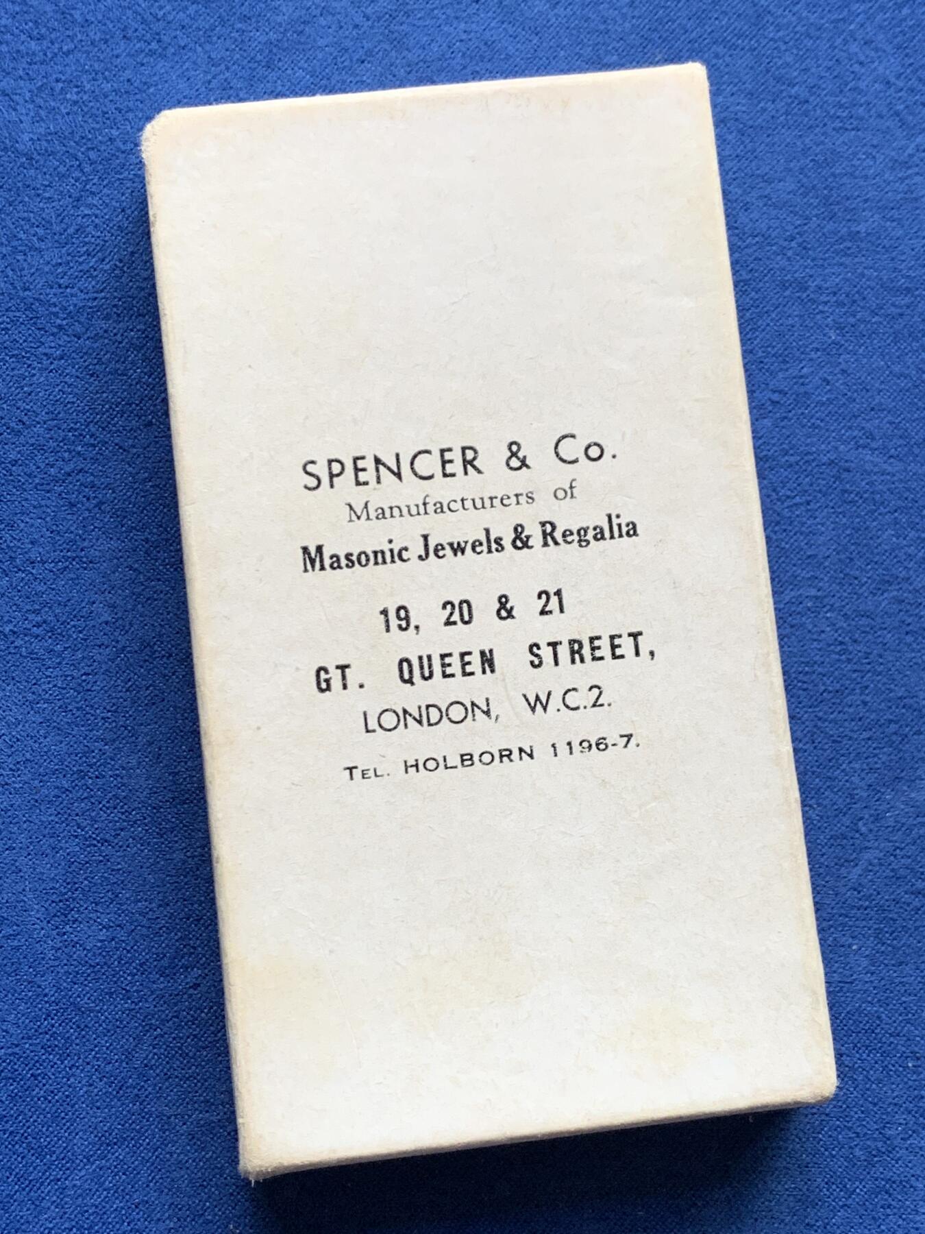 《竞宝斋》第482场 周日，周一 2场连拍 （全场包邮）20级店铺 欢迎送拍 英国1949年共济会镀金银章。工艺精湛，走狮银标清晰，金水法琅饱满，伦敦原盒。共济会是西方颇带神秘色彩的组织，美元钞票上某些图案的来源。总重约30.6克