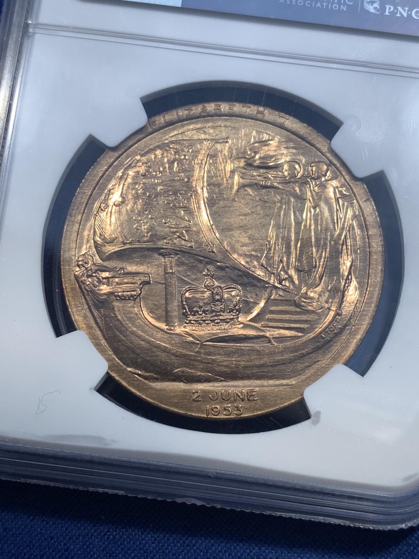 《竞宝斋》第482场 周日，周一 2场连拍 （全场包邮）20级店铺 欢迎送拍 NGC MS64RB 英国1953年伊丽莎白女王登基铜章，英皇加冕系列，高分不常见。背面帆船劈波斩浪，伊伊年轻靓丽