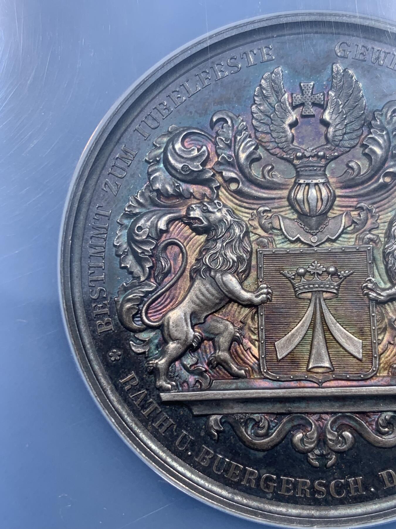 《竞宝斋》第482场 周日，周一 2场连拍 （全场包邮）20级店铺 欢迎送拍 NGC MS62 1837年德国为纪念著名教育家大卫·卢卡斯·屈厄尔（David Lucas Kühl）而制作的大银章，人物雕刻细腻传神，背面纹章图案华丽大气，特别是火烧云般的五彩艳丽包浆，赏心悦目，是一件难得的艺术品。加大盒封装