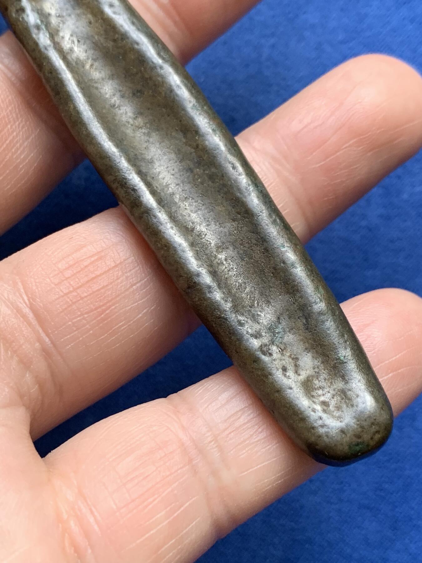 《竞宝斋》第482场 周日，周一 2场连拍 （全场包邮）20级店铺 欢迎送拍 泰国暹罗地区铜船条，年份应该是1707-1840，著名的Canoe money，独木舟形状的铜制货币，整体温润，品相不错。重60.6克，尺寸约95*16.5mm