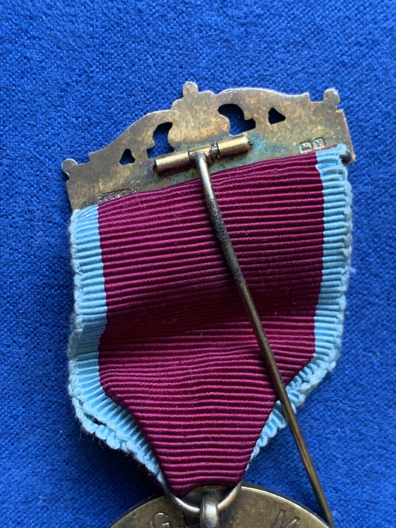 《竞宝斋》第482场 周日，周一 2场连拍 （全场包邮）20级店铺 欢迎送拍 英国1949年共济会镀金银章。工艺精湛，走狮银标清晰，金水法琅饱满，伦敦原盒。共济会是西方颇带神秘色彩的组织，美元钞票上某些图案的来源。总重约30.6克