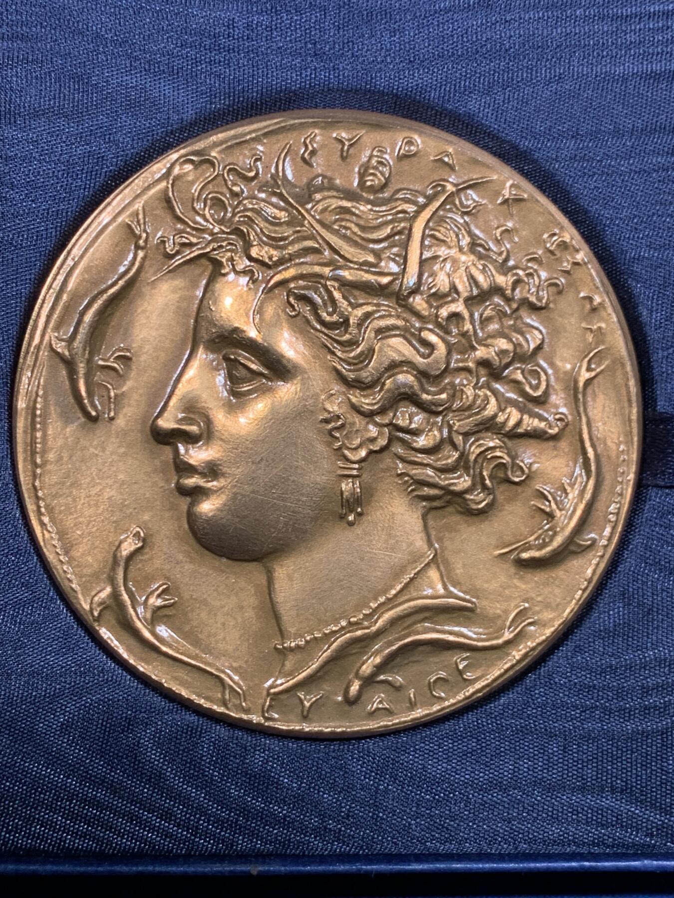 《竞宝斋》第482场 周日，周一 2场连拍 （全场包邮）20级店铺 欢迎送拍 法国海豚与少女复古大铜章 167.8克 67.5mm 带盒