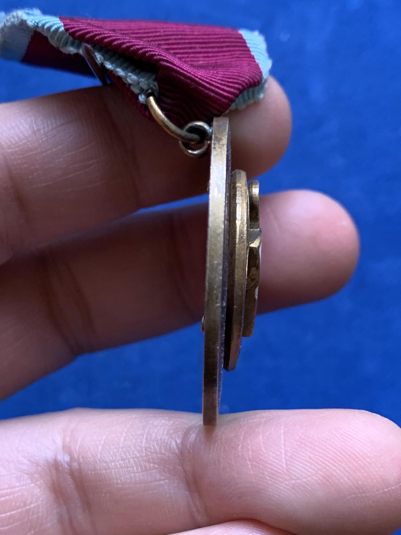 《竞宝斋》第482场 周日，周一 2场连拍 （全场包邮）20级店铺 欢迎送拍 英国1949年共济会镀金银章。工艺精湛，走狮银标清晰，金水法琅饱满，伦敦原盒。共济会是西方颇带神秘色彩的组织，美元钞票上某些图案的来源。总重约30.6克