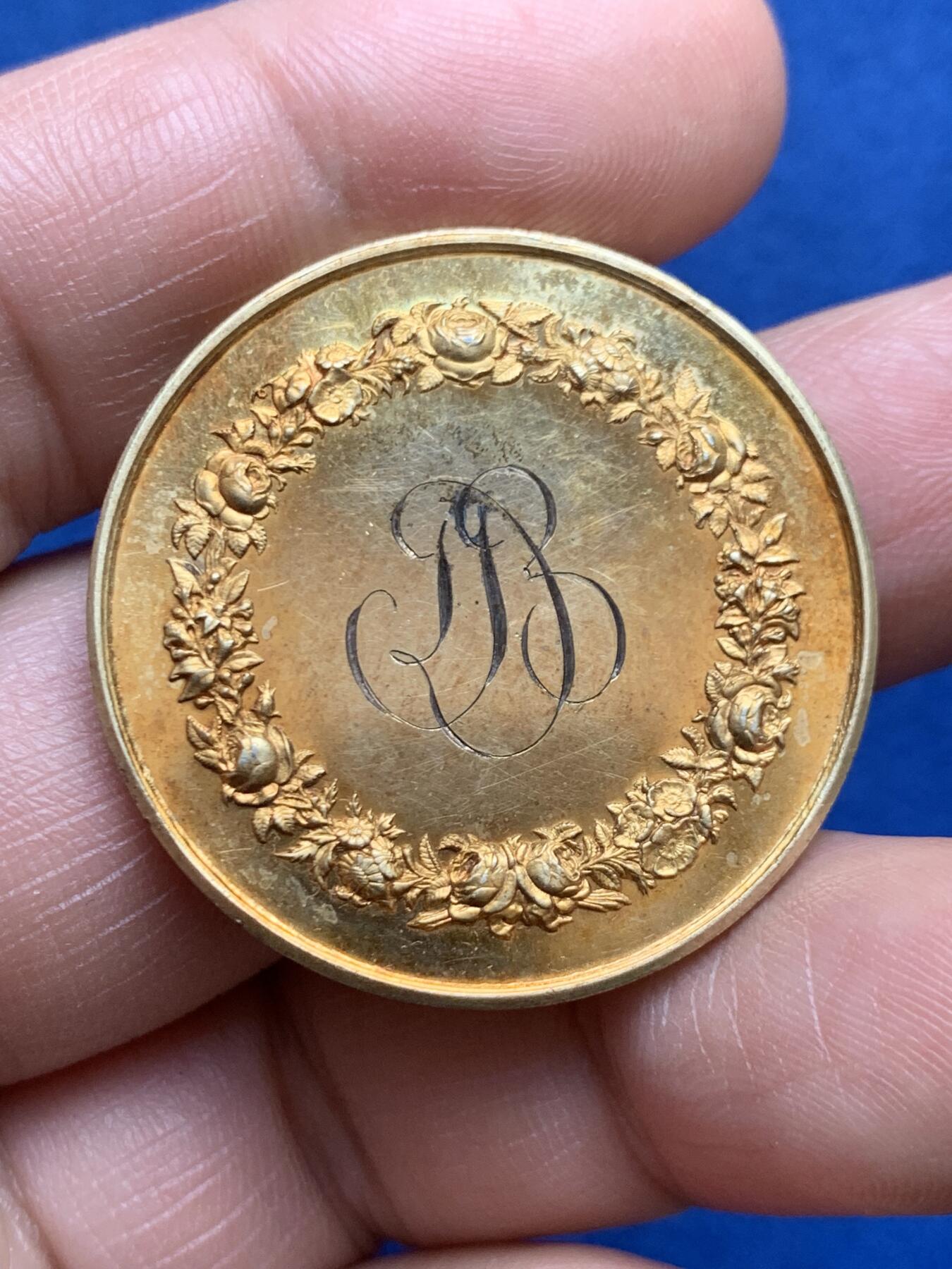 《竞宝斋》第482场 周日，周一 2场连拍 （全场包邮）20级店铺 欢迎送拍 1879年法国基督教婚礼纪念镀金银章，由大师Caillard制作雕刻采用高浮雕工艺制作，细节刻画精细。直径：33.4mm，重：16.5g，蜜蜂银标。