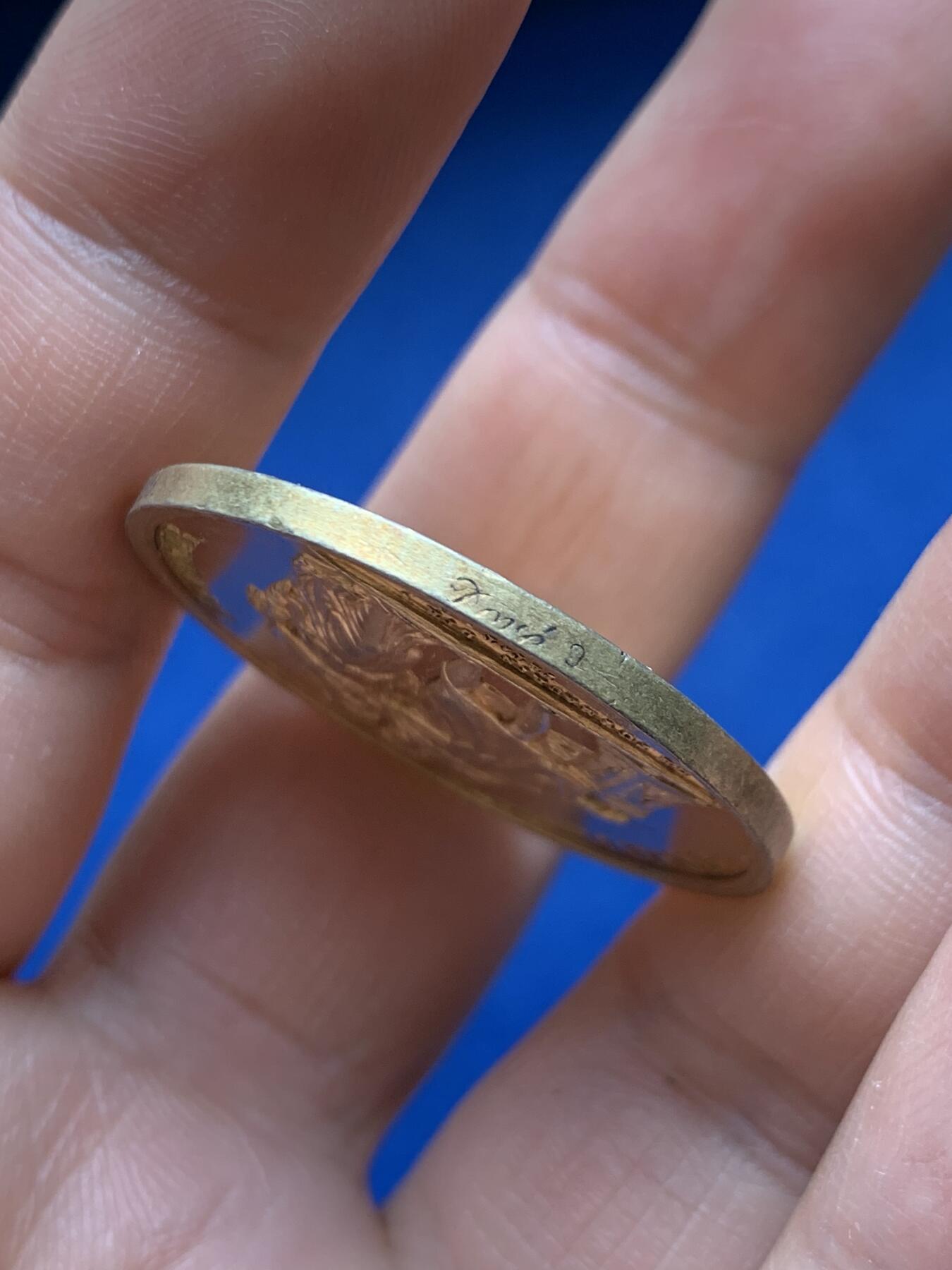 《竞宝斋》第482场 周日，周一 2场连拍 （全场包邮）20级店铺 欢迎送拍 1829年法国新古典主义风格婚礼纪念镀金银章，由Depaulis与Petit两位大师合作制造，正面刻画了新婚夫妇相拥场景，边缘铭文译“忠诚、幸福“，底部双大师签名，背面桂叶花环代表荣誉与永恒，结合花环寓意婚姻珍贵长久。直径：32.7mm，重：15.2g