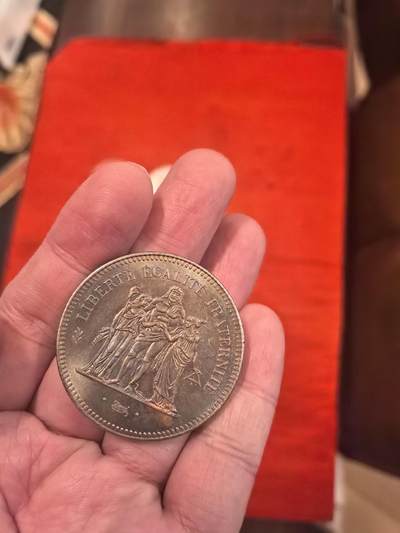 欧洲银章、铜章，大优惠起拍价都是银价计算 欧洲50大力神30克5彩包浆一枚，起拍价格小于银价