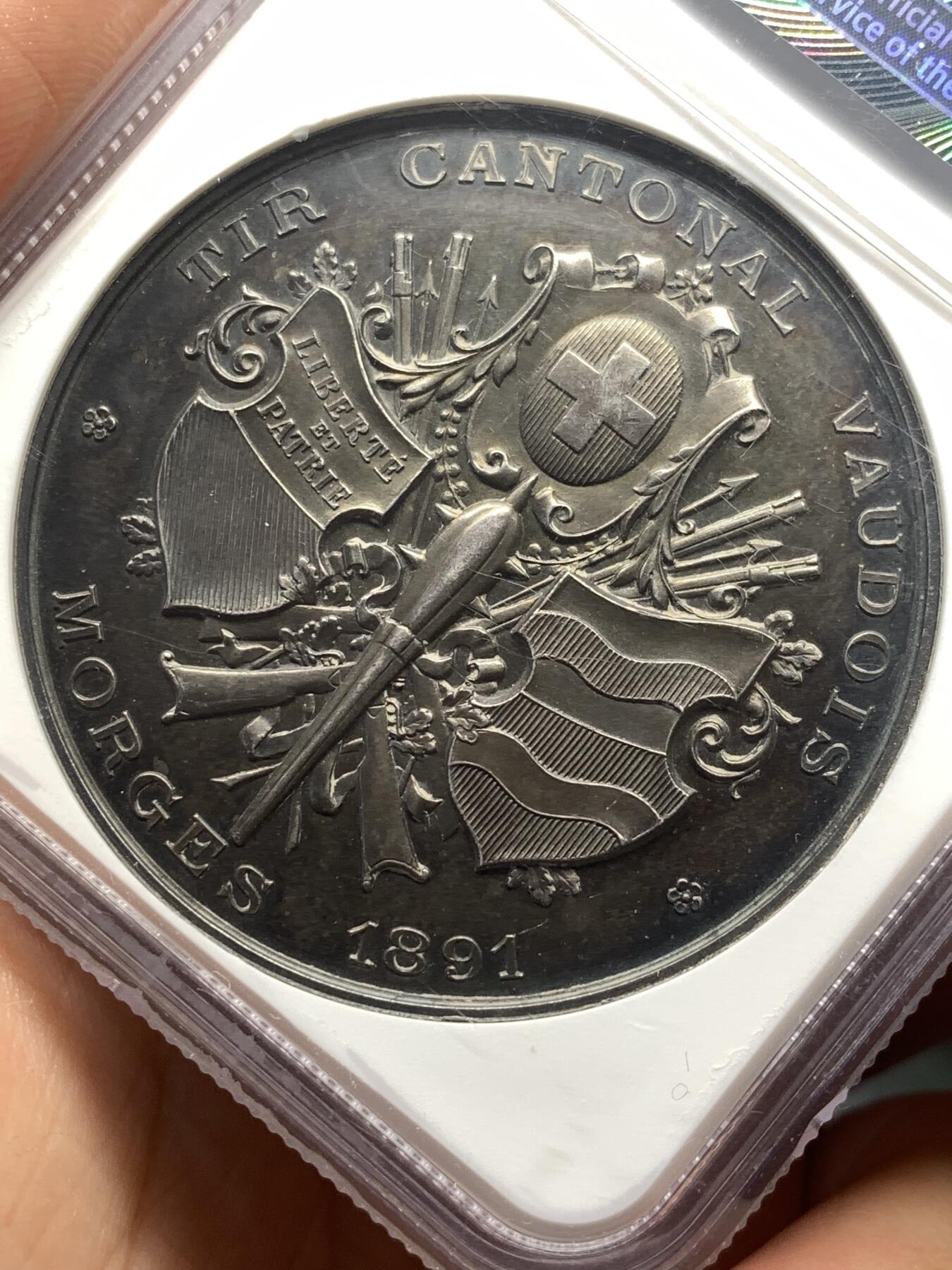 《竞宝斋》第482场 周日，周一 2场连拍 （全场包邮）20级店铺 欢迎送拍 NGC MS63 瑞士1891年莫尔日射击节大银章，少见品种。 45mm，38.65克。华丽的深彩包浆，非常漂亮，非常难得。