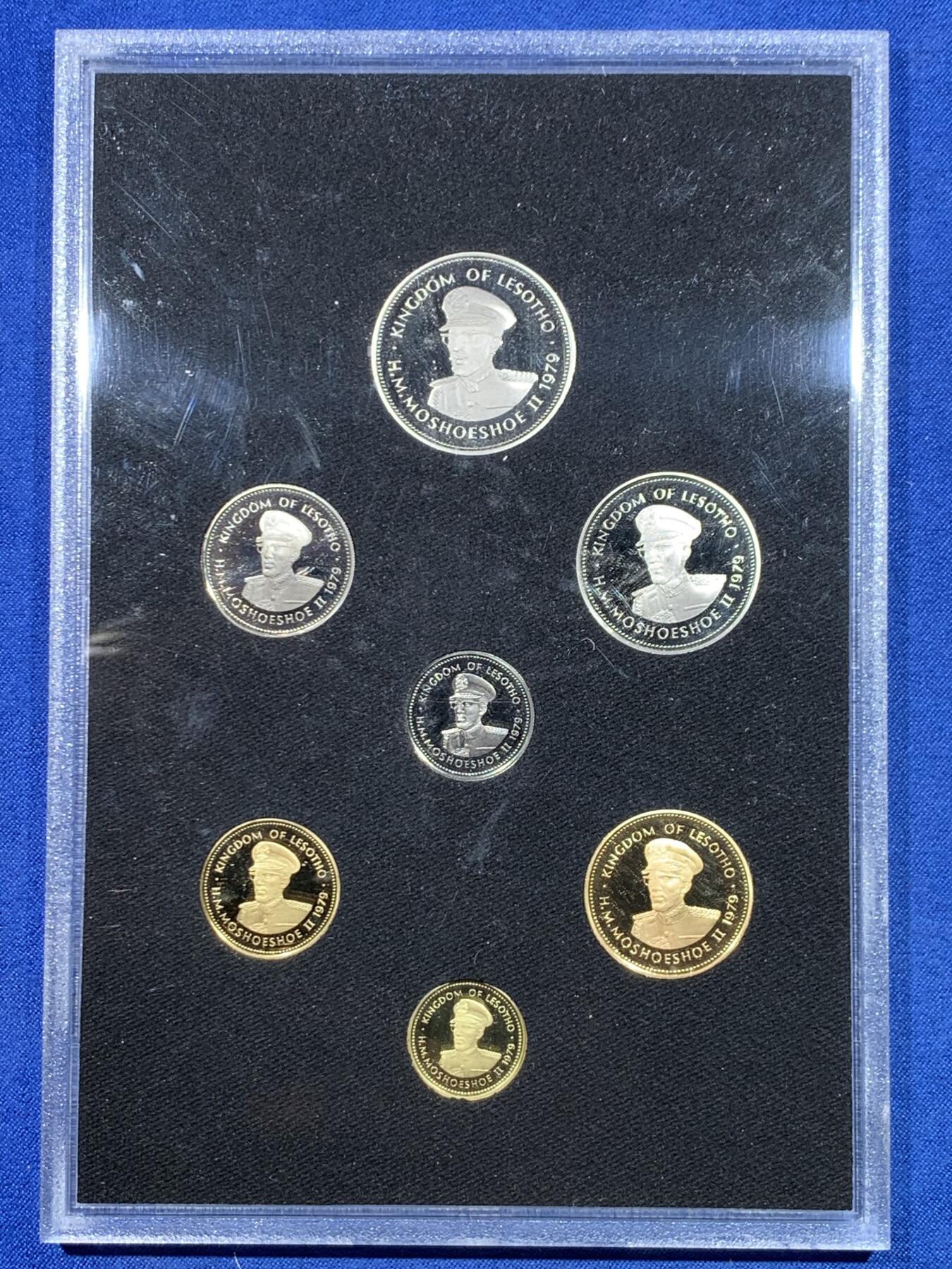 《竞宝斋》第482场 周日，周一 2场连拍 （全场包邮）20级店铺 欢迎送拍 莱索托1979年首套流通币套装，全套7枚，原装原盒，品相很美，莱索托建国首套货币，历史意义重大，非洲钱币收藏精品，成套少见。