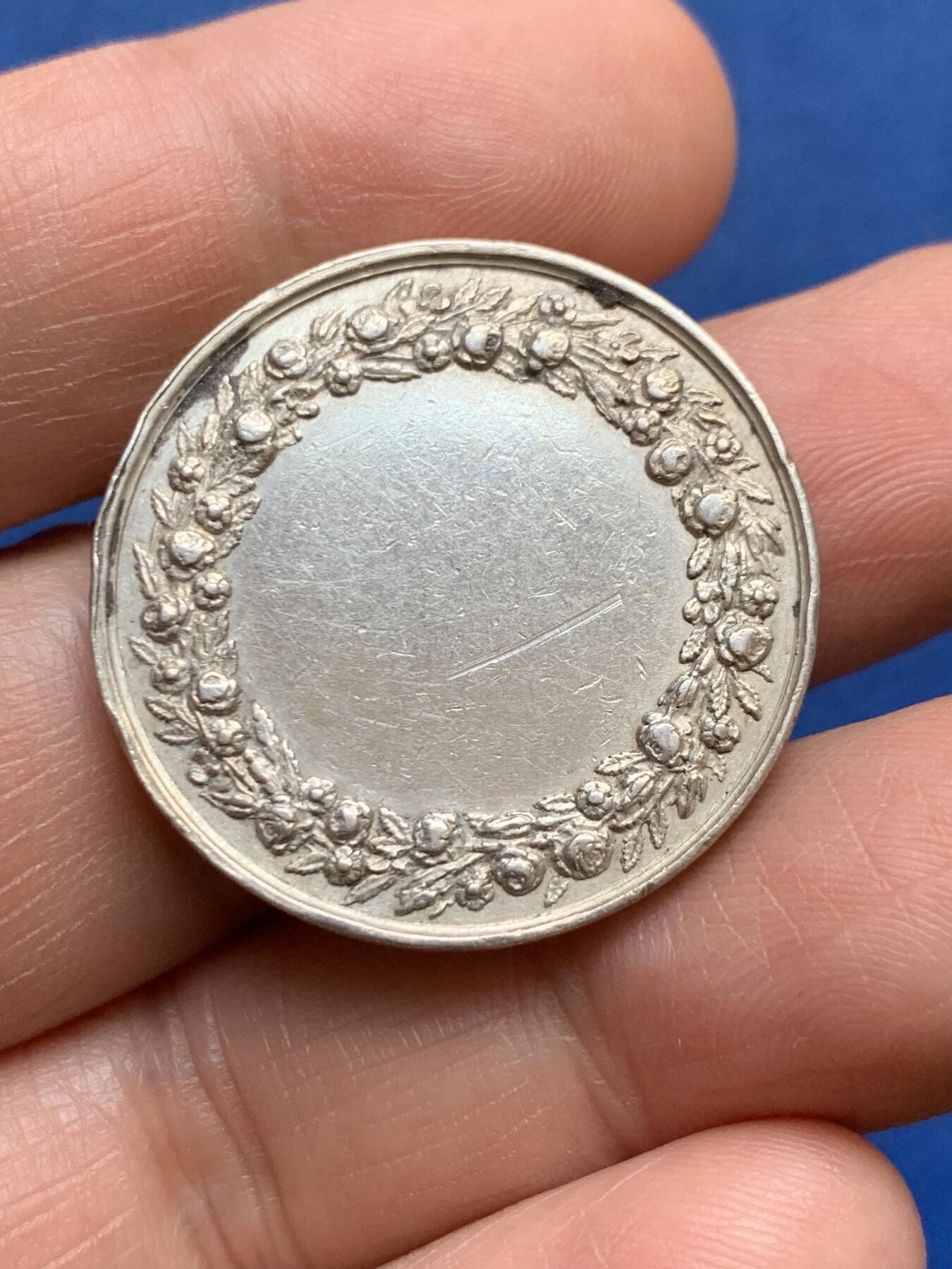 《竞宝斋》第482场 周日，周一 2场连拍 （全场包邮）20级店铺 欢迎送拍 早期婚礼银章 12.3克 29.8mm 小手指银标 背面未刻字