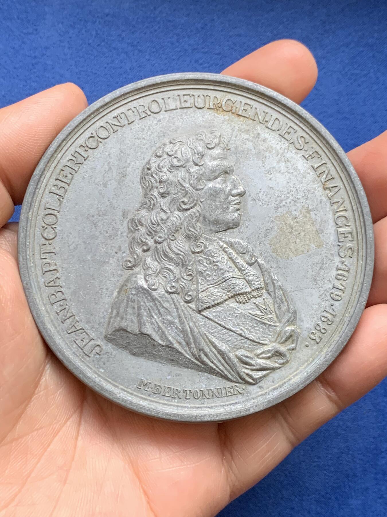 《竞宝斋》第482场 周日，周一 2场连拍 （全场包邮）20级店铺 欢迎送拍 法国国务大臣让-巴蒂斯特·柯尔贝尔纪念大锡章 光边 171.4克 80.5mm