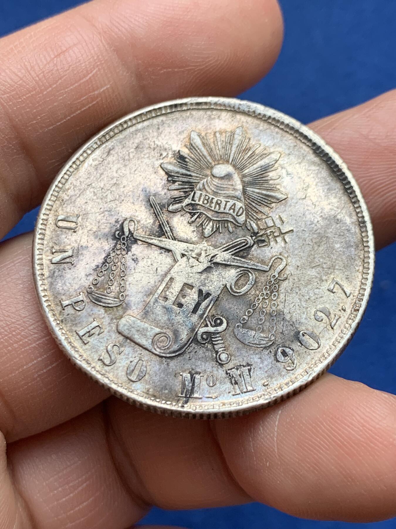 《竞宝斋》第482场 周日，周一 2场连拍 （全场包邮）20级店铺 欢迎送拍 墨西哥1873年天平鹰洋1比索大银币，好品深打，有戳记。