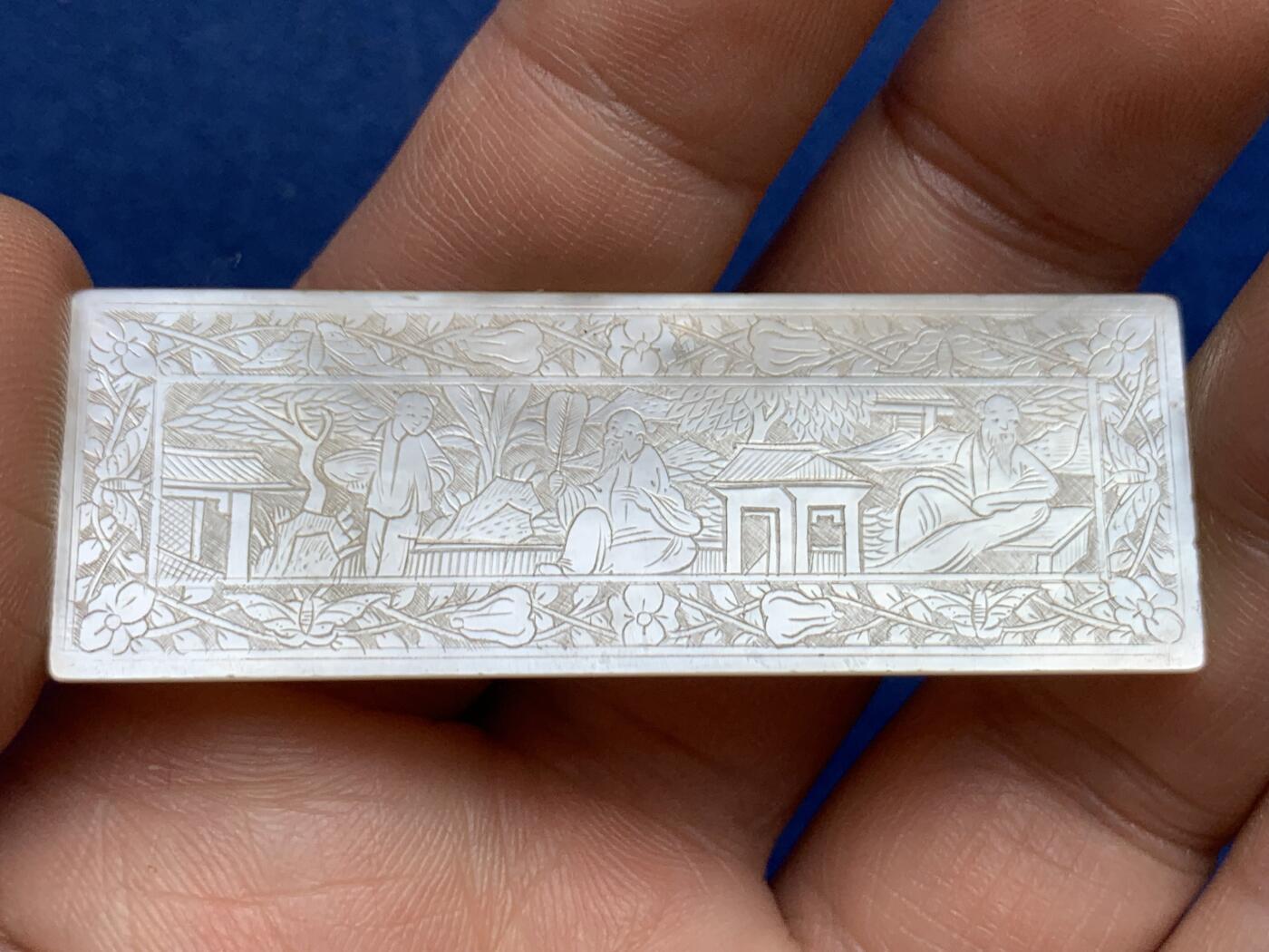 《竞宝斋》第482场 周日，周一 2场连拍 （全场包邮）20级店铺 欢迎送拍 清代螺钿筹码，清代工匠手工精雕出口至欧美贵族的贝母制品，东方韵味，珠光玉润，雕刻精美，稀奇类似拍品价格达500+。4.5克，58.6*20.3mm。