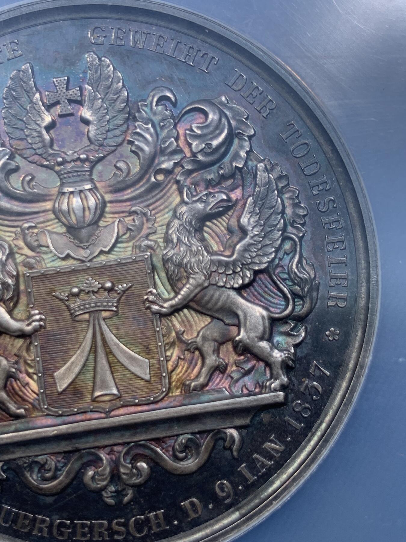 《竞宝斋》第482场 周日，周一 2场连拍 （全场包邮）20级店铺 欢迎送拍 NGC MS62 1837年德国为纪念著名教育家大卫·卢卡斯·屈厄尔（David Lucas Kühl）而制作的大银章，人物雕刻细腻传神，背面纹章图案华丽大气，特别是火烧云般的五彩艳丽包浆，赏心悦目，是一件难得的艺术品。加大盒封装