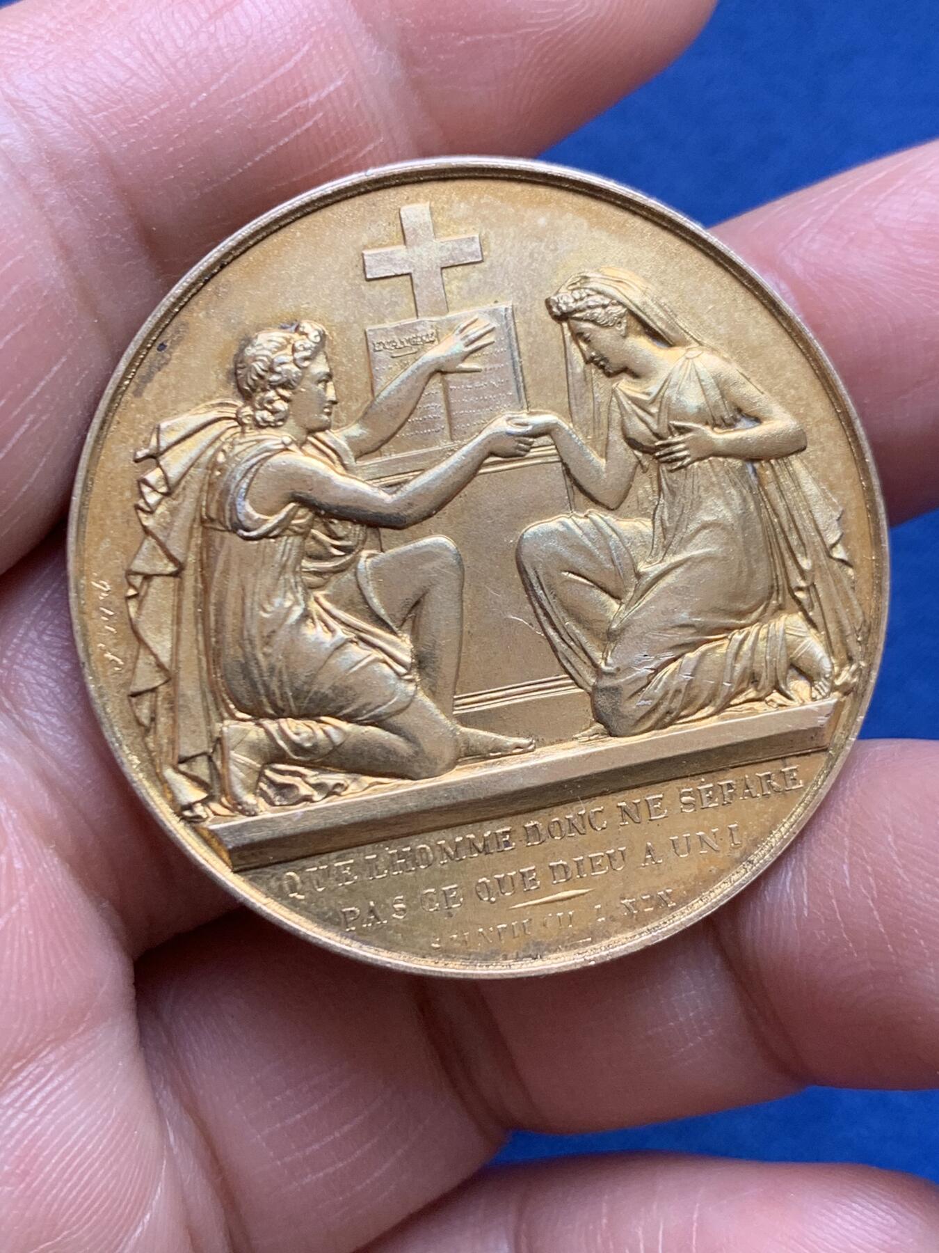 《竞宝斋》第482场 周日，周一 2场连拍 （全场包邮）20级店铺 欢迎送拍 1916年法国主题婚礼纪念镀金银章，正面铭文译“婚姻是上帝的旨意，不可分开”西方婚礼中的经典誓言，背面玫瑰花环围绕，象征着爱情与忠贞。直径：38.5mm，重：23.65g