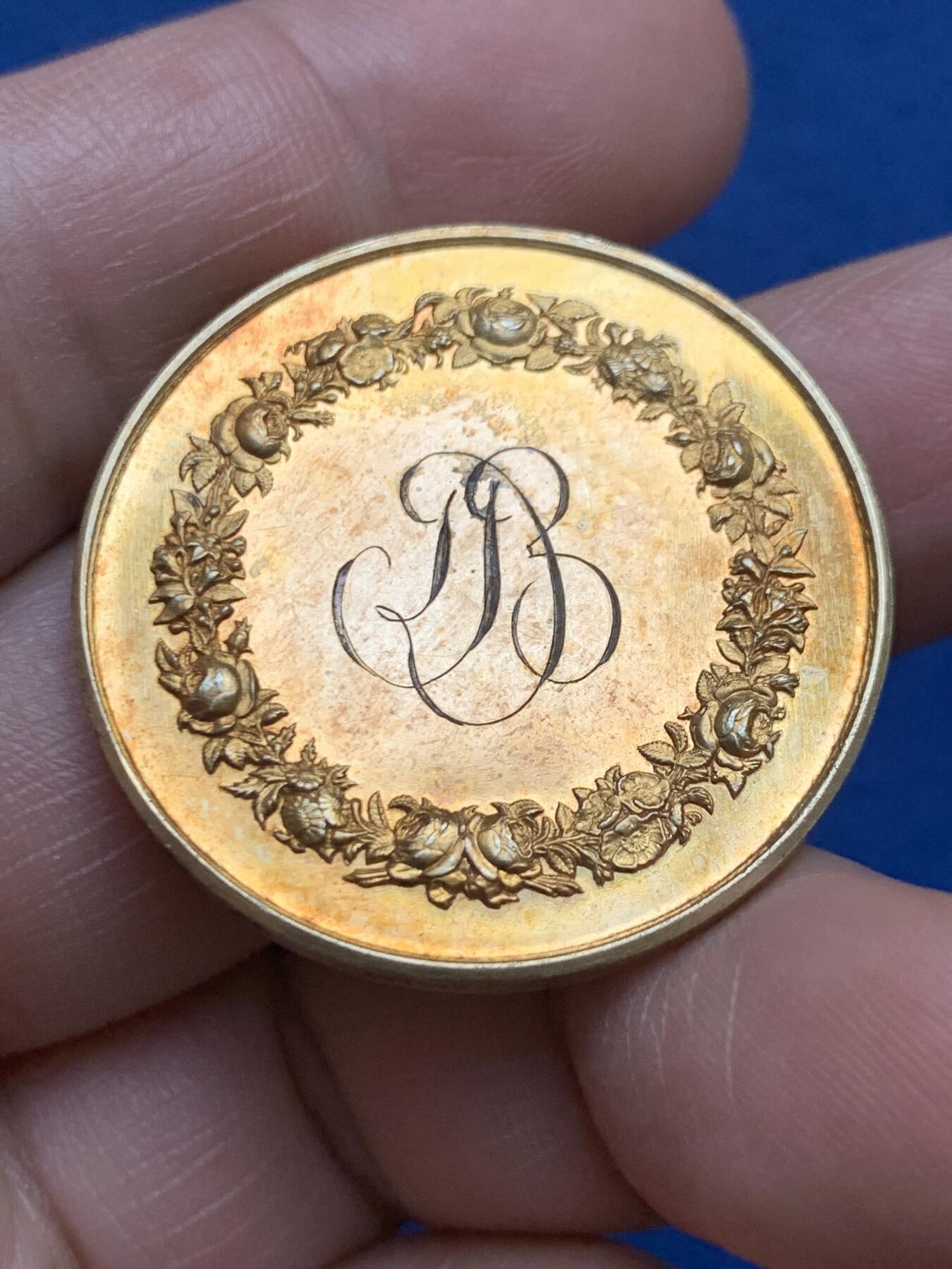 《竞宝斋》第482场 周日，周一 2场连拍 （全场包邮）20级店铺 欢迎送拍 1879年法国基督教婚礼纪念镀金银章，由大师Caillard制作雕刻采用高浮雕工艺制作，细节刻画精细。直径：33.4mm，重：16.5g，蜜蜂银标。