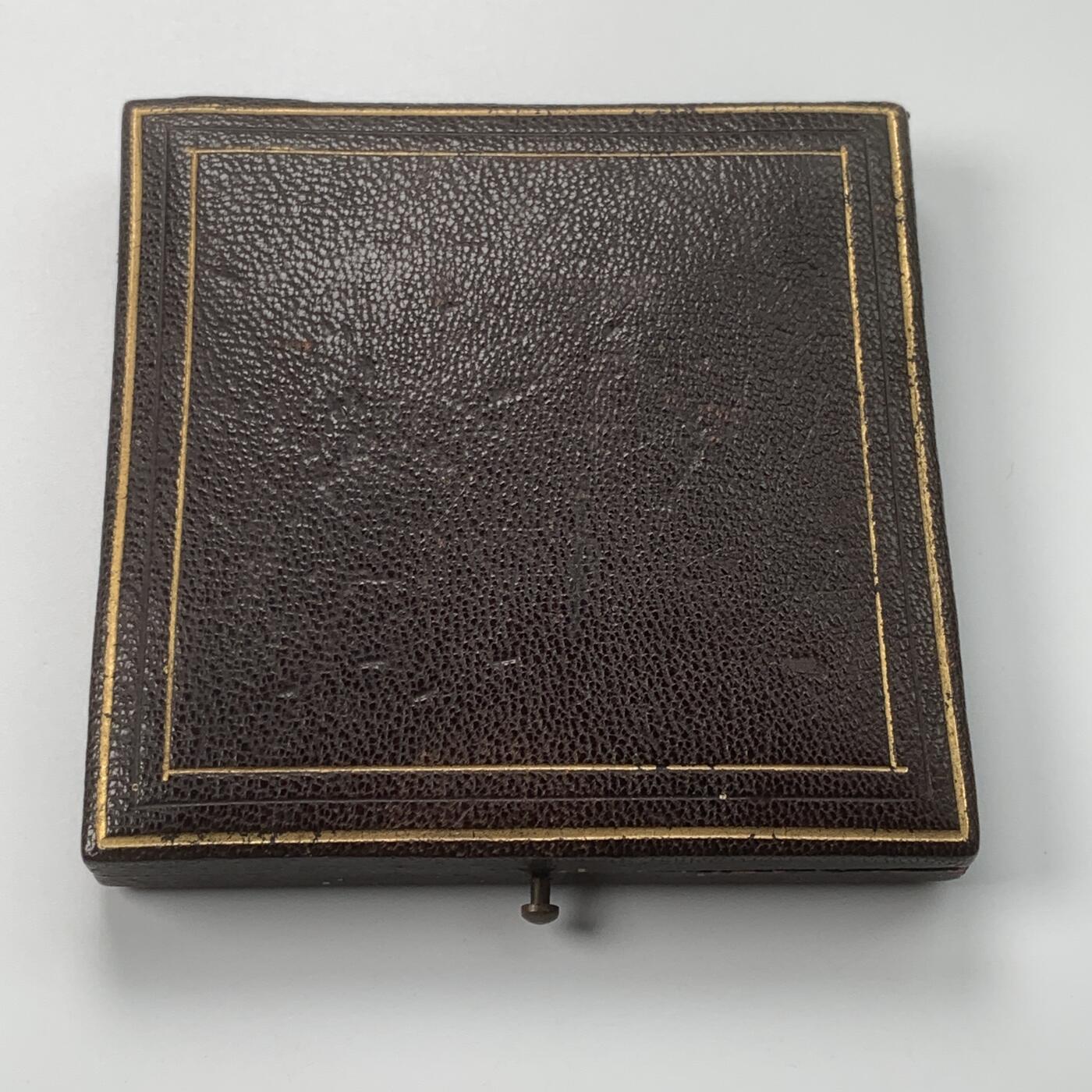 掌中浮雕-藏着的欧洲第059场 1891年法国廉价住宅协会铜章，61mm，chaplain雕刻，原盒。