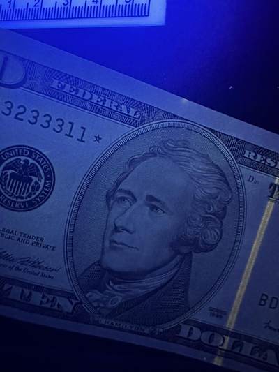 《外钞收藏家》第六百二十九期（精品场）（长期征集拍品、欢迎藏友们联系合作） 美国大头版2003年5美元（背面覆印彩色）+1999年10美元补号无47超靓号（有一个轻微荧光点，不像是潮）+2001年10美元无47靓号 一起 全新UNC