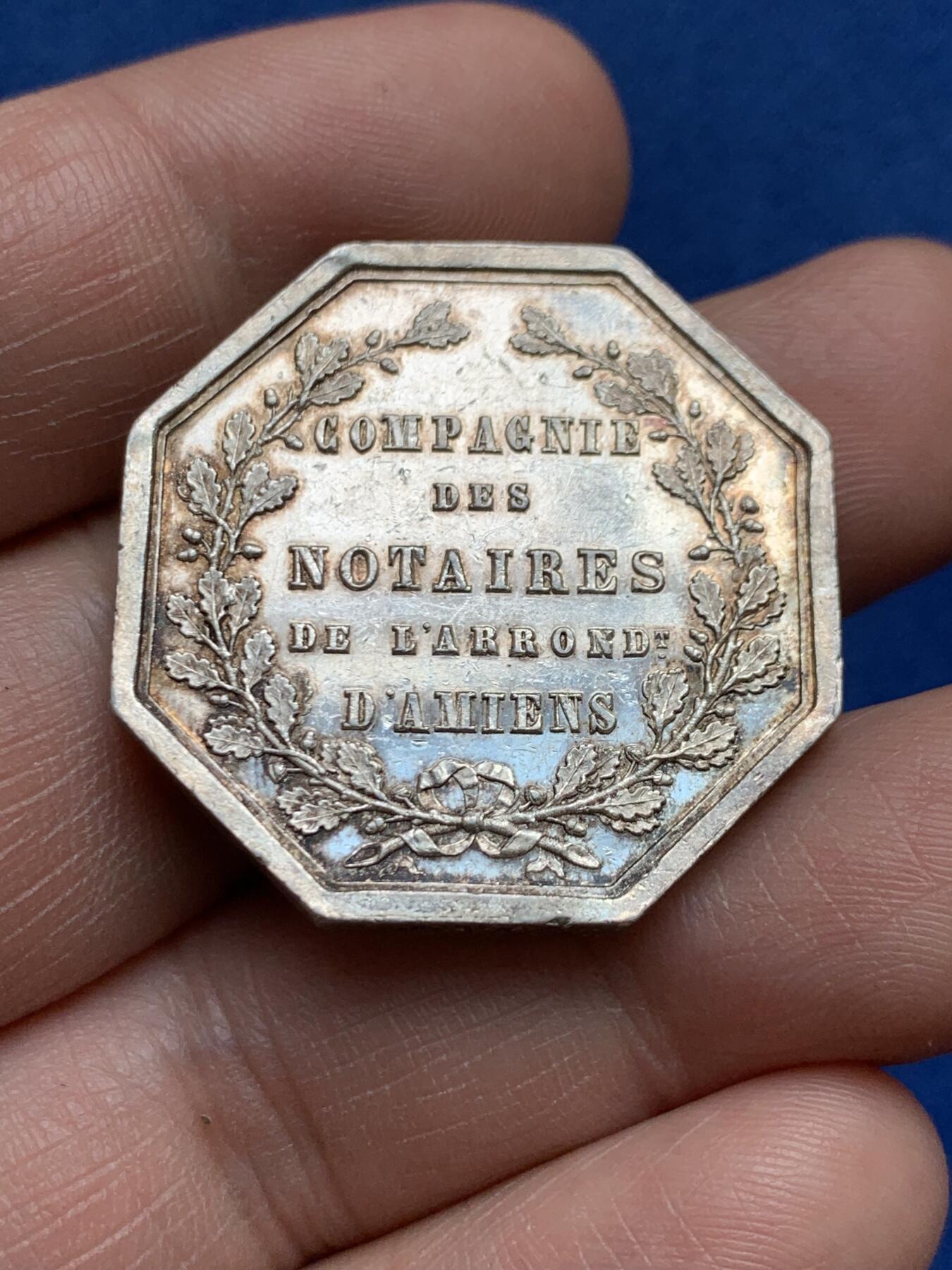 《竞宝斋》第482场 周日，周一 2场连拍 （全场包邮）20级店铺 欢迎送拍 法国八角银质代币，亚眠公证人协会，15.38g，31.7mm，蜜蜂边铭