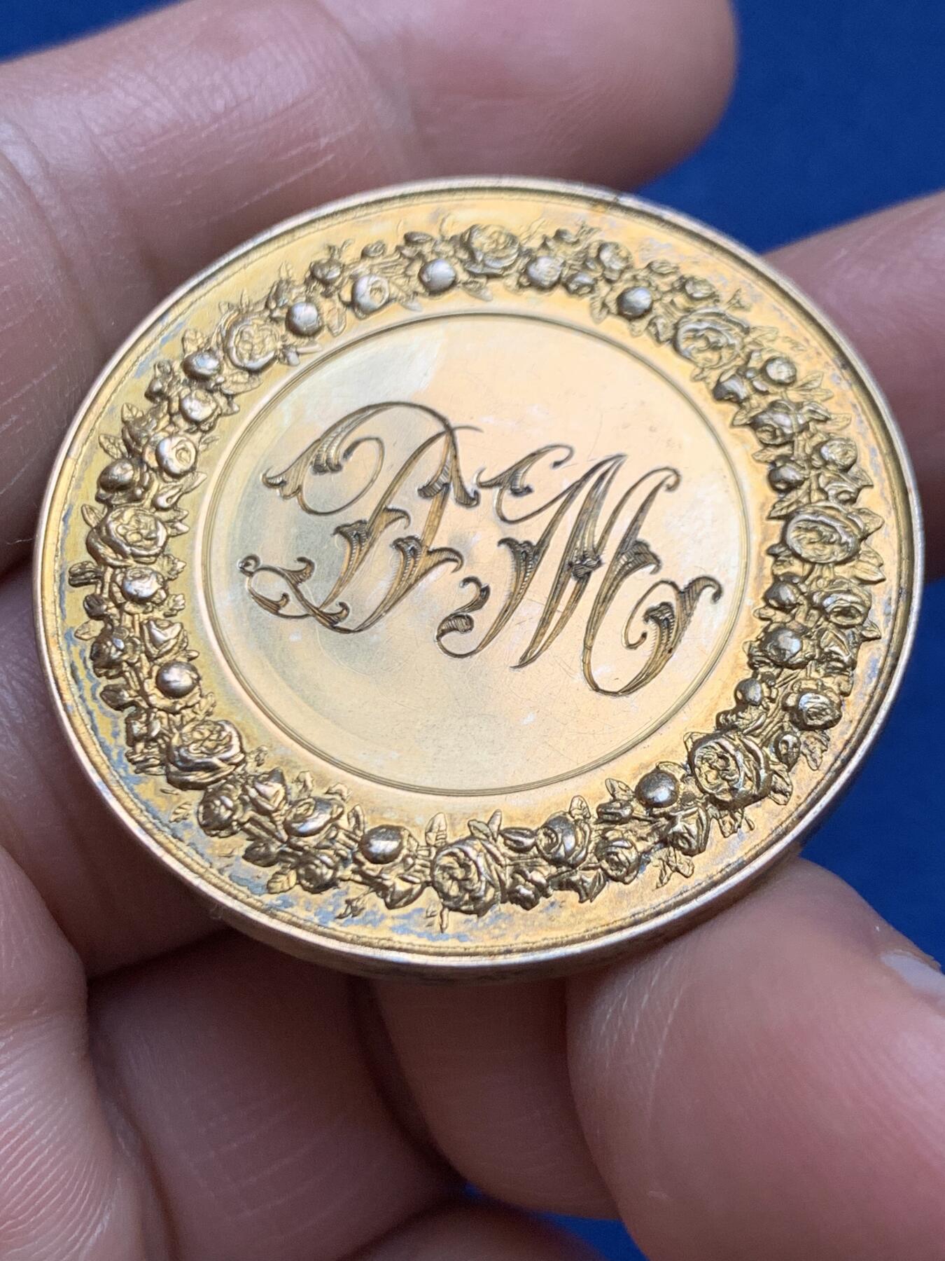 《竞宝斋》第482场 周日，周一 2场连拍 （全场包邮）20级店铺 欢迎送拍 1916年法国主题婚礼纪念镀金银章，正面铭文译“婚姻是上帝的旨意，不可分开”西方婚礼中的经典誓言，背面玫瑰花环围绕，象征着爱情与忠贞。直径：38.5mm，重：23.65g