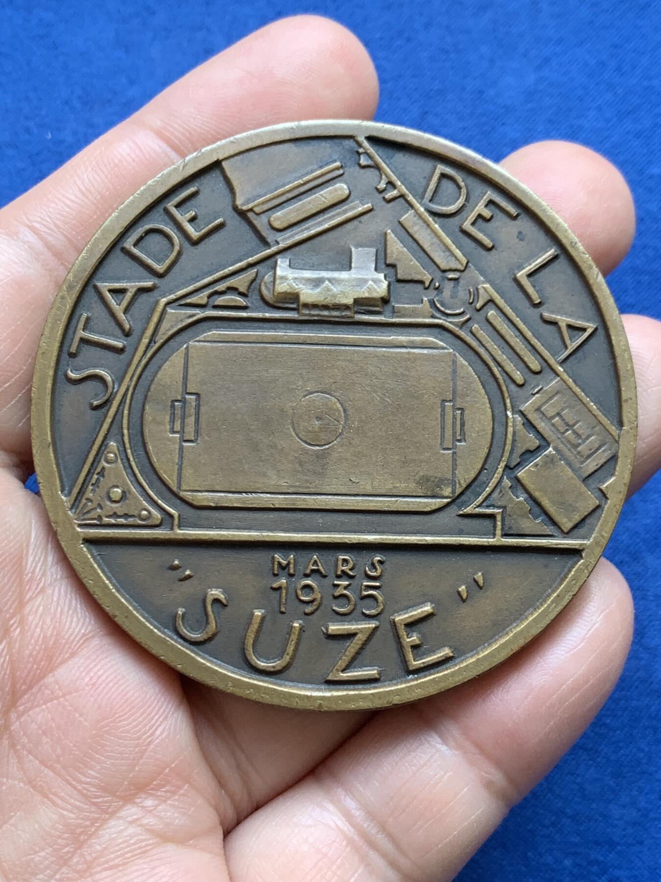 《竞宝斋》第482场 周日，周一 2场连拍 （全场包邮）20级店铺 欢迎送拍 法国苏兹体育场纪念铜章 111.7克 59.3mm