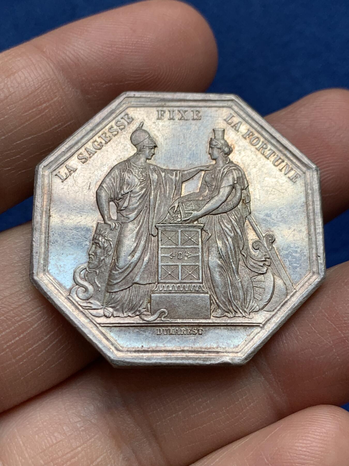 《竞宝斋》第482场 周日，周一 2场连拍 （全场包邮）20级店铺 欢迎送拍 早期法兰西银行八角银质代币 24.8克 36.4mm 手指银标