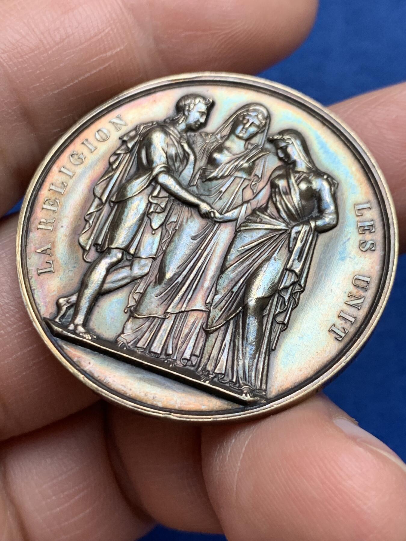 《竞宝斋》第482场 周日，周一 2场连拍 （全场包邮）20级店铺 欢迎送拍 1866年法国主题婚礼纪念镀金银章，正面刻画由宗教女神见证的新人牵手场景，边缘铭文译“宗教将他们结合”。直径：36.6mm，重：22.2g，蜜蜂银标。