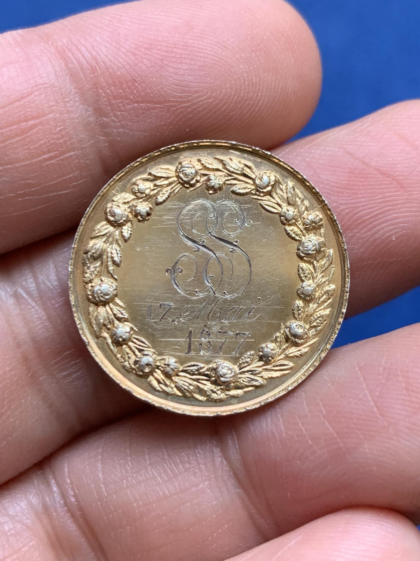 《竞宝斋》第482场 周日，周一 2场连拍 （全场包邮）20级店铺 欢迎送拍 法国1877年结婚镀金纪念银章 23.9mm 4.92克 蜜蜂银标 好品