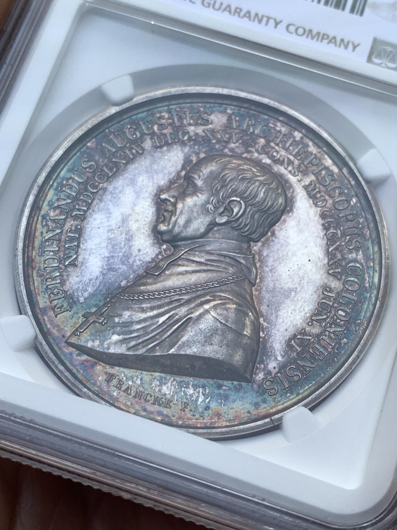 《竞宝斋》第482场 周日，周一 2场连拍 （全场包邮）20级店铺 欢迎送拍 NGC MS63 德国 1833年科隆费迪南德奥古斯塔主教纪念大银章，加厚盒，人物高浮雕，炫五彩包浆，早期德国高艺术性银章，细节雕刻极佳。盒子右侧有损，细节见图。