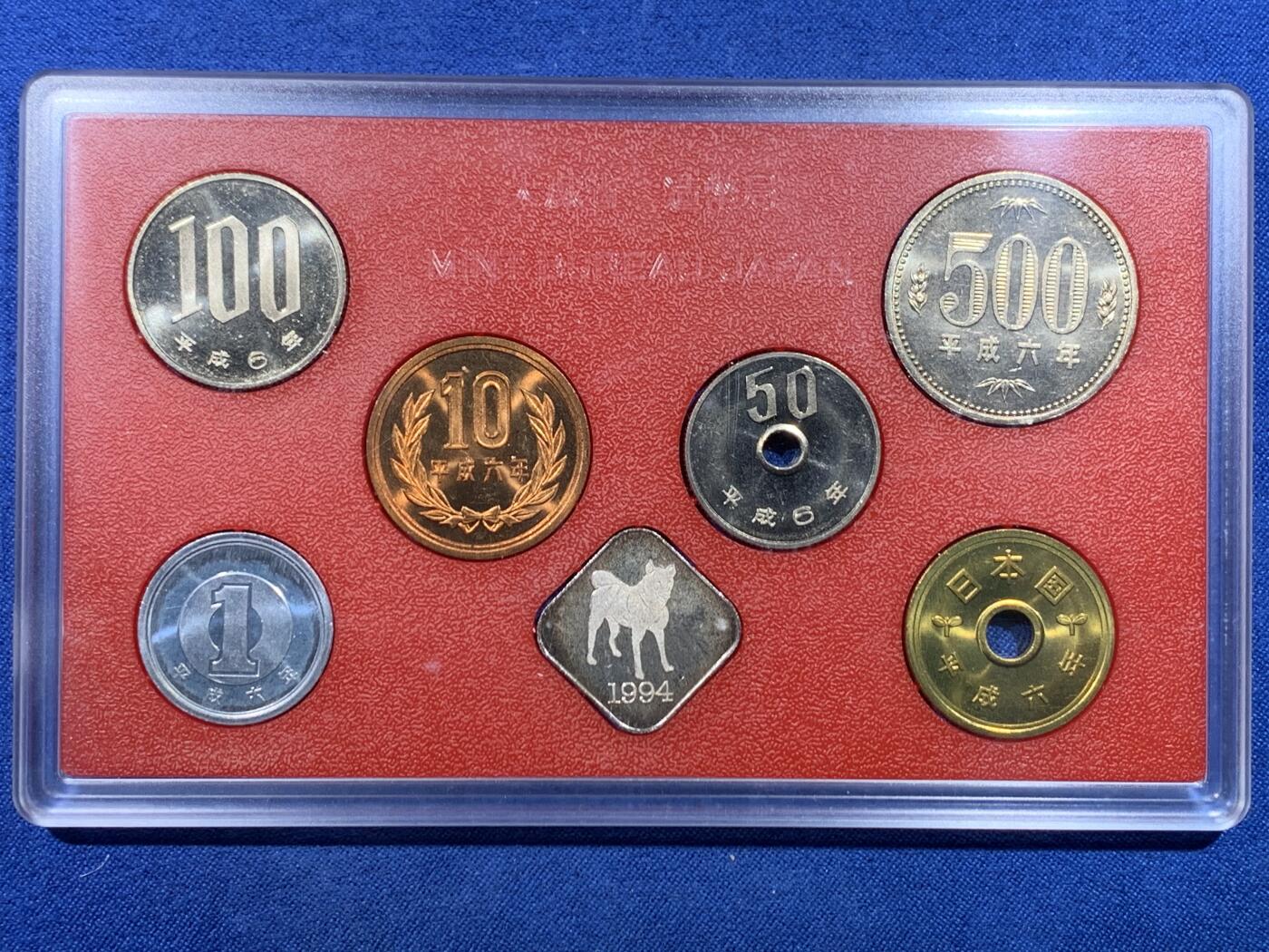 《竞宝斋》第482场 周日，周一 2场连拍 （全场包邮）20级店铺 欢迎送拍 1994年/平成6年日本套币，带一枚银章，另加昭和50年早期日本套币