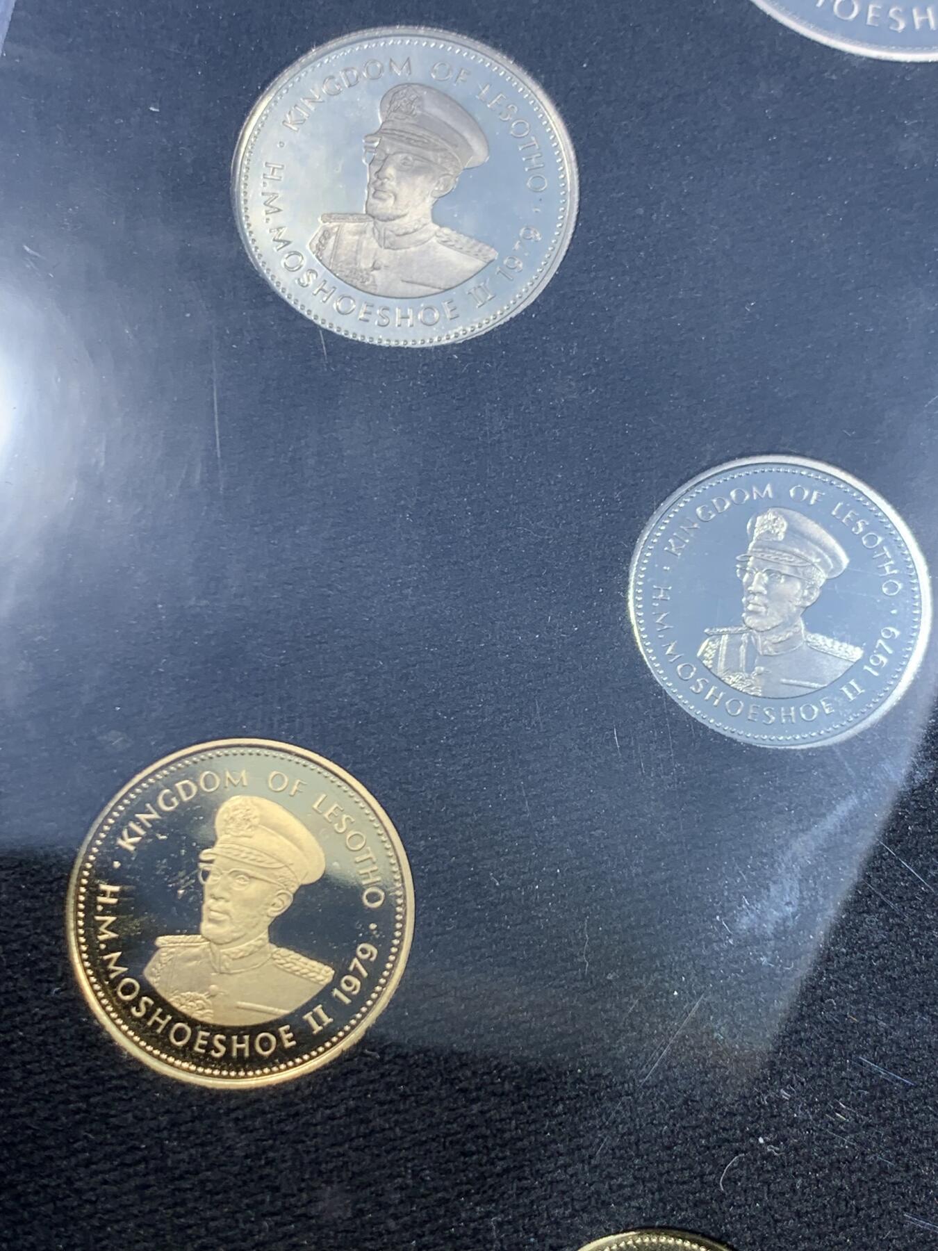 《竞宝斋》第482场 周日，周一 2场连拍 （全场包邮）20级店铺 欢迎送拍 莱索托1979年首套流通币套装，全套7枚，原装原盒，品相很美，莱索托建国首套货币，历史意义重大，非洲钱币收藏精品，成套少见。