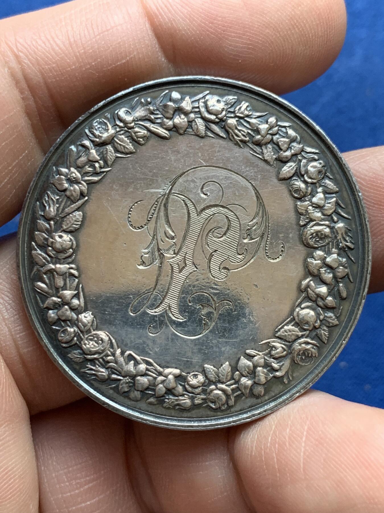 《竞宝斋》第482场 周日，周一 2场连拍 （全场包邮）20级店铺 欢迎送拍 1882年法国主题婚礼纪念大银章，带原盒。正面：刻画新人在基督教祭坛与十字架前宣誓的场景，边缘标注“MARIAGE”与“FIDELITE”，底部有“FRAISSE F.”雕刻师署名，背面：以玫瑰花环环绕花体字母组合，玫瑰象征爱情忠贞，花环设计强化婚姻圆满的寓意。直径：41.2mm，重：31.8g，蜜蜂银标。