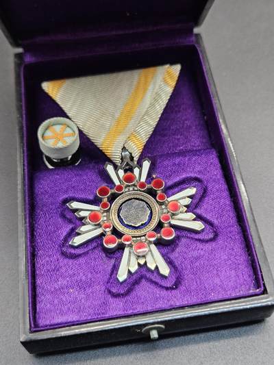 0元起拍勋章 第348期 咸鱼国勋章拍卖专场 4月22日（周三）下午6：00开始 日本战时 六等瑞宝章银制带盒略 章后面没钉子