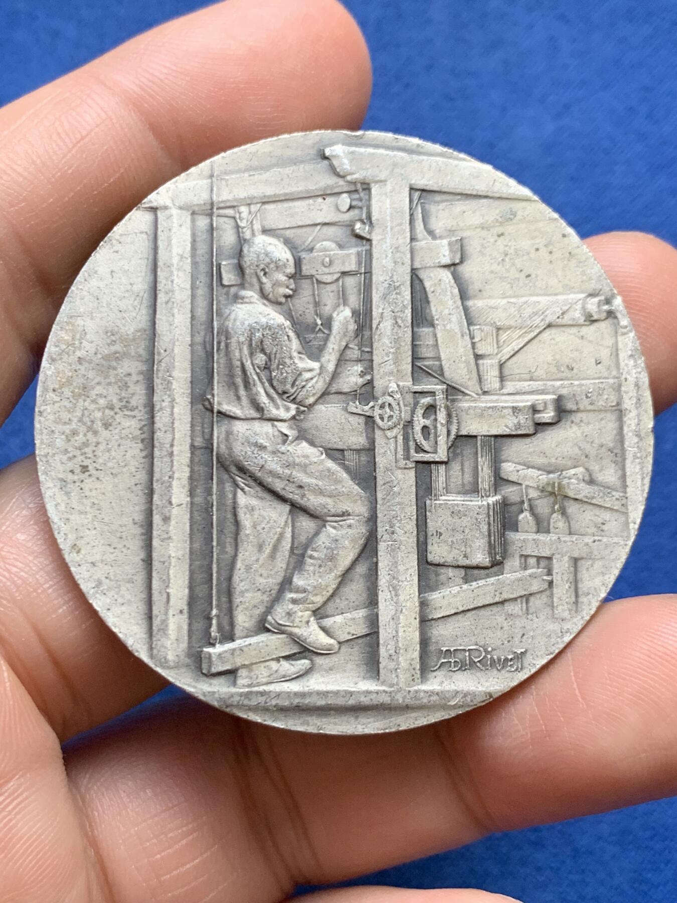 《竞宝斋》第482场 周日，周一 2场连拍 （全场包邮）20级店铺 欢迎送拍 法国纺织业纪念镀银铜章 45.8克 49.5mm