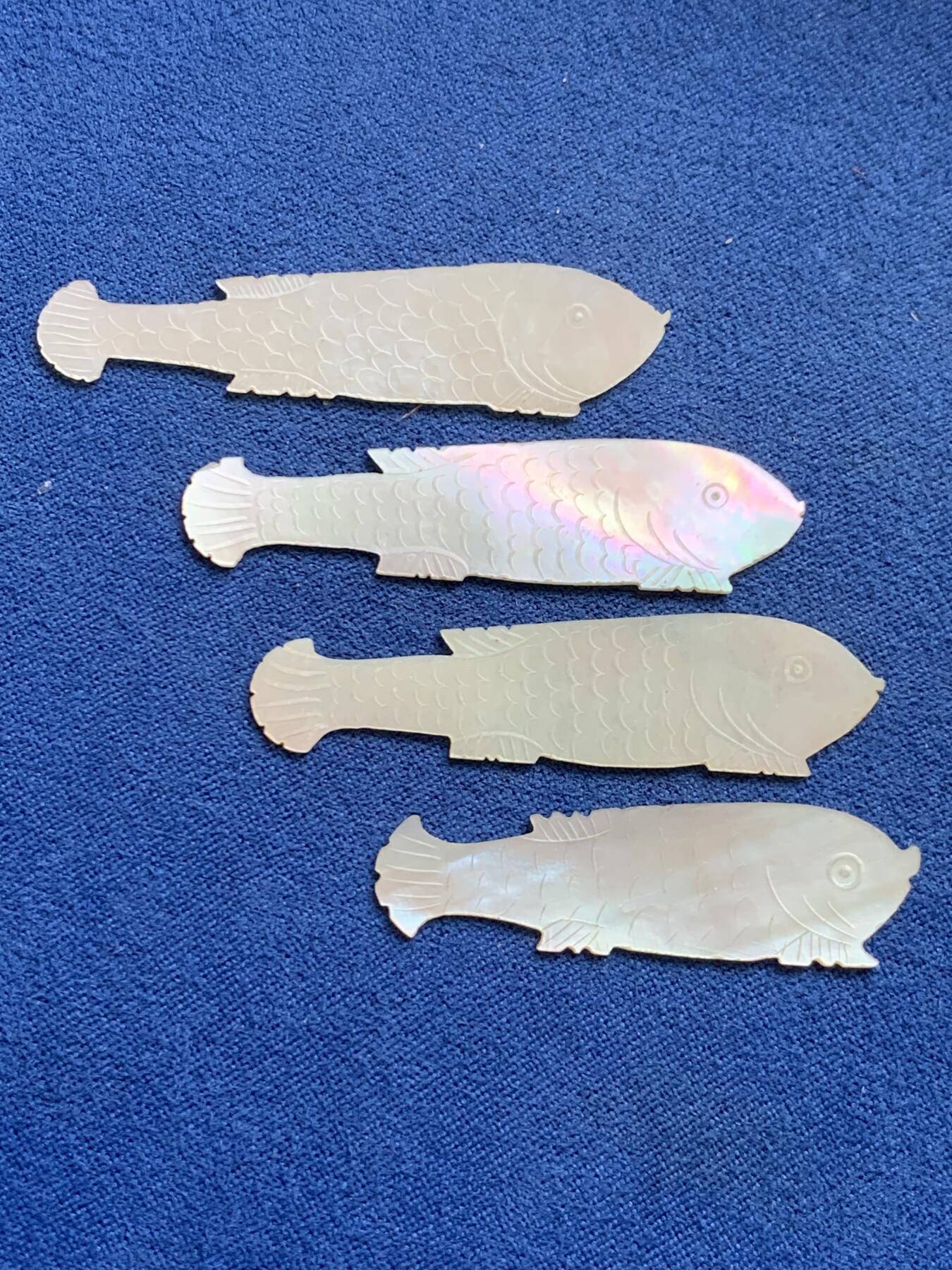 《竞宝斋》第482场 周日，周一 2场连拍 （全场包邮）20级店铺 欢迎送拍 清代刻花螺钿鱼形筹码双对四枚，成双成对，东方韵味，晶莹趣味，寓意吉祥，总重3.33克，尺寸51mm*12.5mm