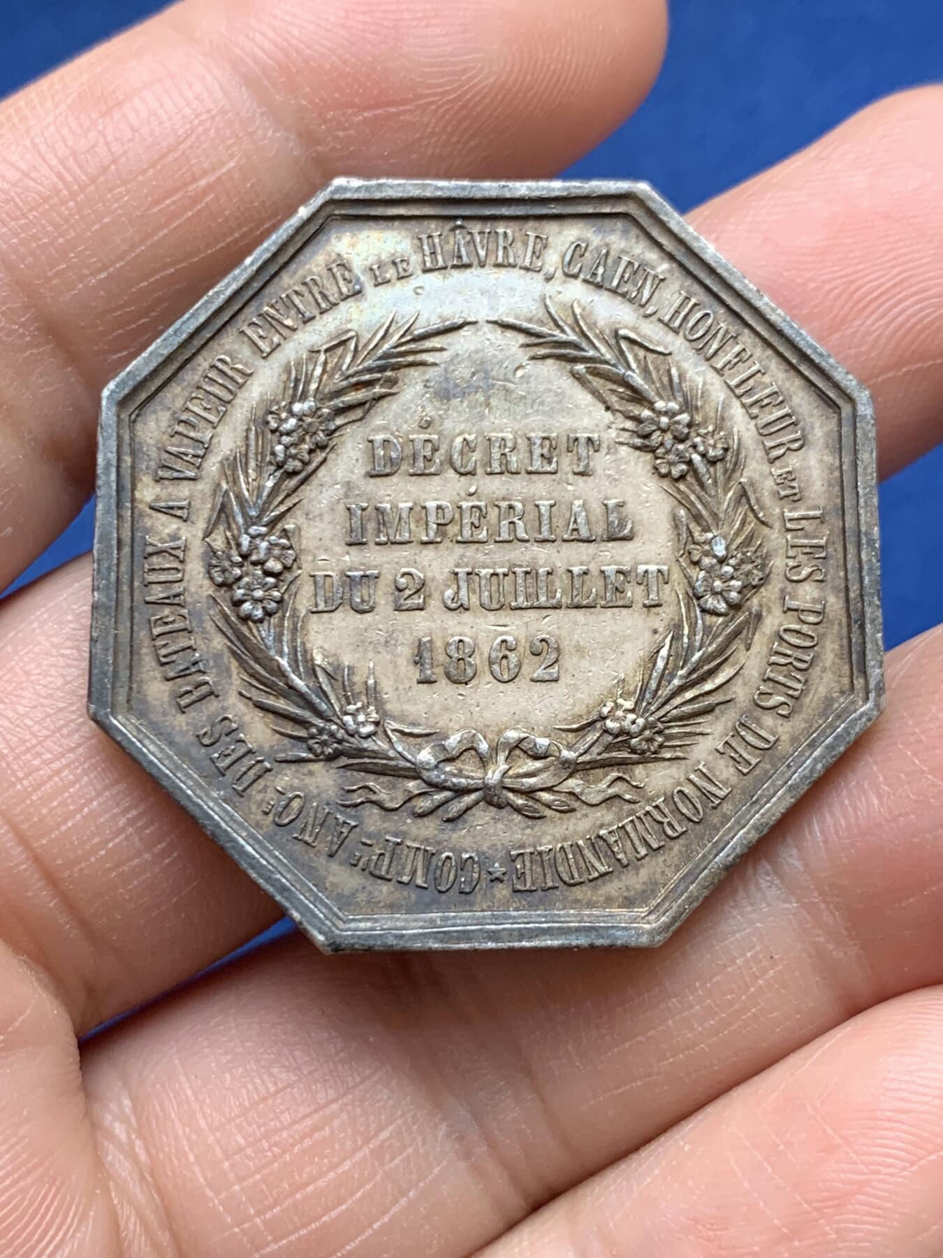 《竞宝斋》第482场 周日，周一 2场连拍 （全场包邮）20级店铺 欢迎送拍 法国1862年八角银质代币 巴黎蒸汽船公司在诺曼底港口的通行证 正面是勒阿弗尔和翁夫勒的徽章 1882年使用 蜜蜂银标 重约25.4克 37.8mm