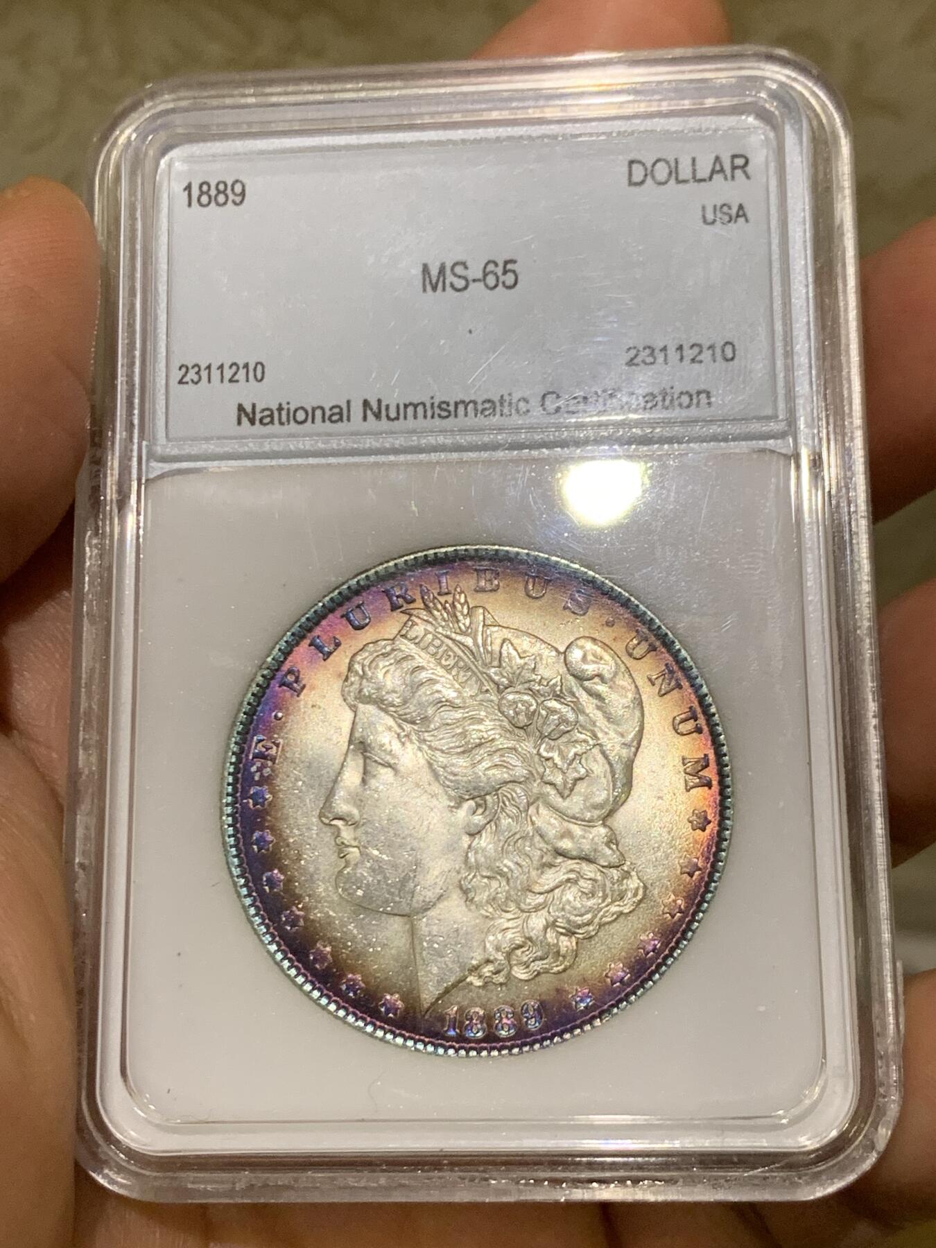 《竞宝斋》第482场 周日，周一 2场连拍 （全场包邮）20级店铺 欢迎送拍 NNC MS65 美国1889年摩根银币 凝夜紫均匀环彩视觉效果极佳 细节见图