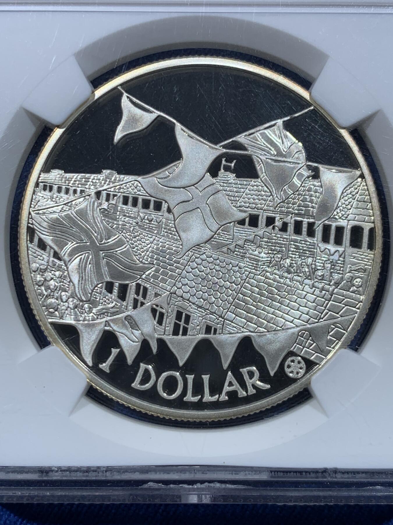 《竞宝斋》第482场 周日，周一 2场连拍 （全场包邮）20级店铺 欢迎送拍 NGC PF69UC 库克群岛2002年“纪念伊丽莎白二世女王金禧（即位50周年）”镀金精制银币，币面庆典活动镜面高浮雕，女王像镀金。