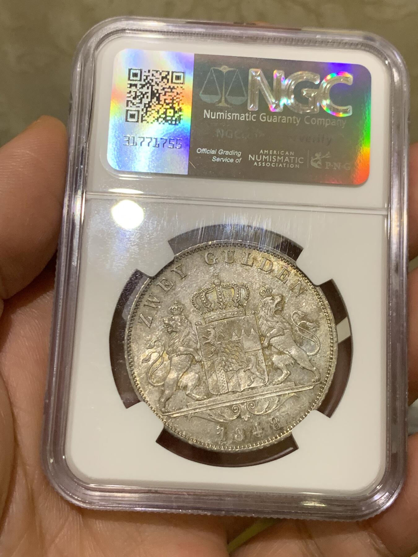 《竞宝斋》第482场 周日，周一 2场连拍 （全场包邮）20级店铺 欢迎送拍 亚军分 NGC MS64 德国1848年巴伐利亚双狮流通2盾大银币，马克西米利安二世，2泰勒同款的双狮盾徽设计。环彩包浆，底板丝滑。流通充分的品种，高分实际比2泰勒更少，更高仅有1枚