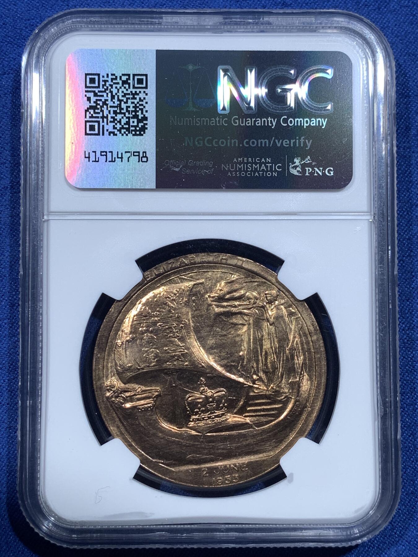 《竞宝斋》第482场 周日，周一 2场连拍 （全场包邮）20级店铺 欢迎送拍 NGC MS64RB 英国1953年伊丽莎白女王登基铜章，英皇加冕系列，高分不常见。背面帆船劈波斩浪，伊伊年轻靓丽