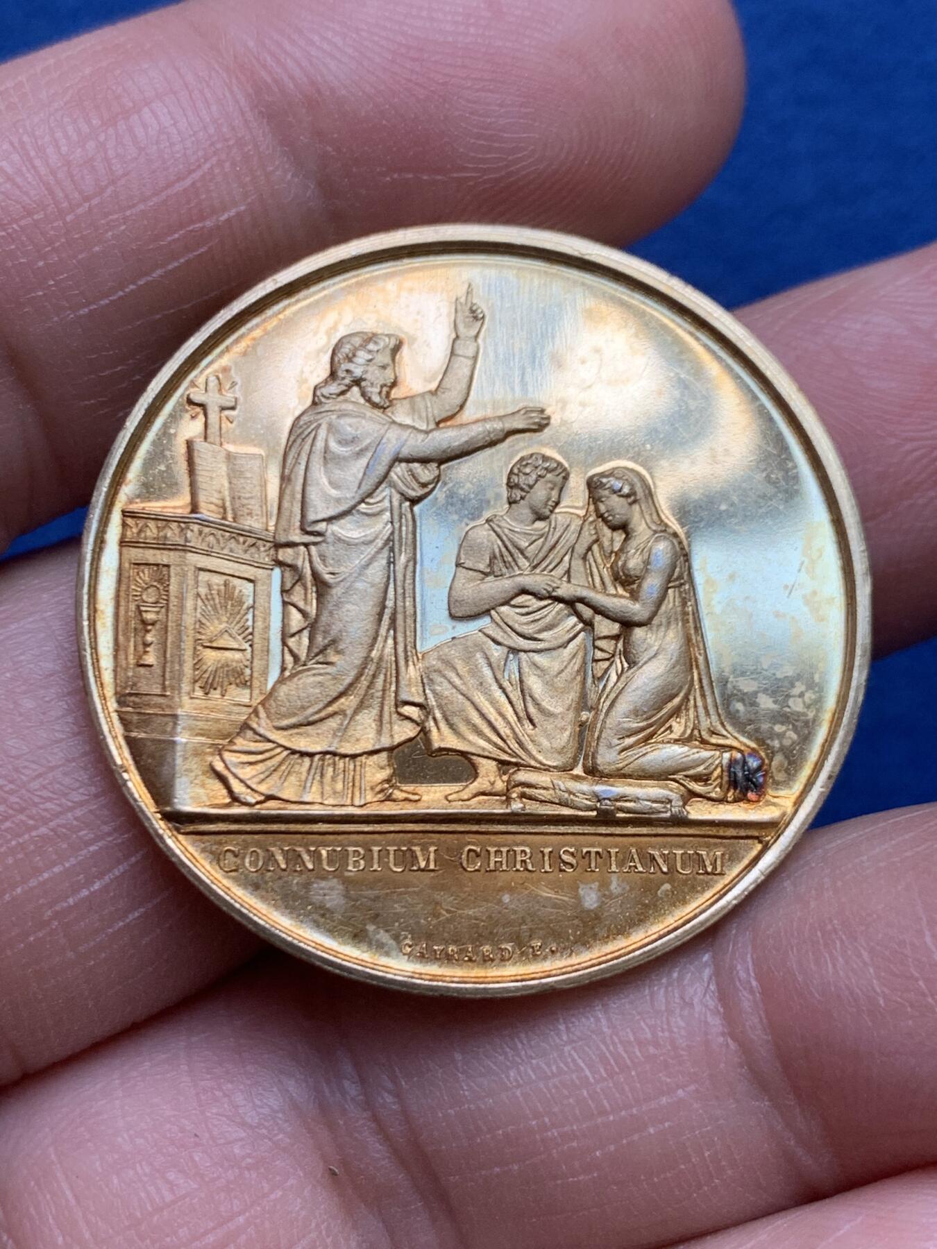 《竞宝斋》第482场 周日，周一 2场连拍 （全场包邮）20级店铺 欢迎送拍 1879年法国基督教婚礼纪念镀金银章，由大师Caillard制作雕刻采用高浮雕工艺制作，细节刻画精细。直径：33.4mm，重：16.5g，蜜蜂银标。