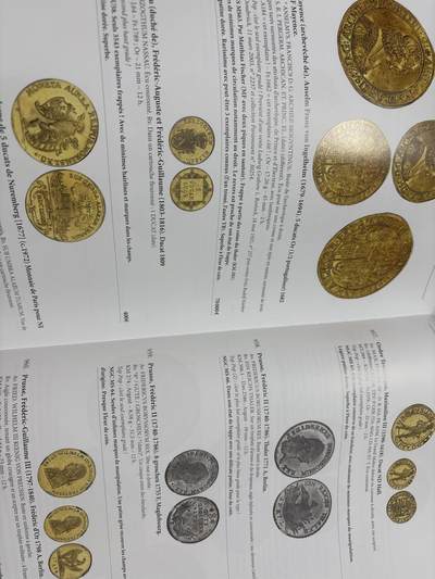 文馨钱币收藏第 303 场，【五一钱币荟，收藏盛宴】长期接代拍业务 世界各国各朝各代货币介绍目录大全附带价格表，应有尽有，全书共 704 页，非常厚重，约几公斤，不包邮，中拍实收快递邮费