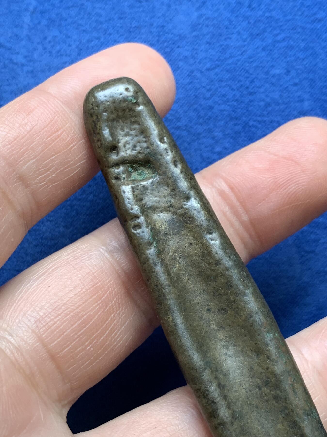 《竞宝斋》第482场 周日，周一 2场连拍 （全场包邮）20级店铺 欢迎送拍 泰国暹罗地区铜船条，年份应该是1707-1840，著名的Canoe money，独木舟形状的铜制货币，整体温润，品相不错。重60.6克，尺寸约95*16.5mm