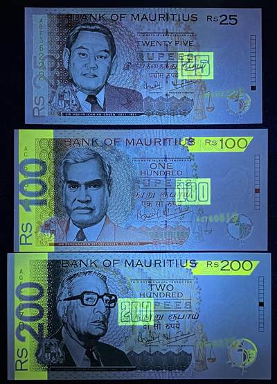 小福收藏拍卖第205期 裸钞场 本期有多张豹子号靓号  大量民国钞 百慕大样钞洋葱冠全套  阿富汗首年份查希尔国王和独立纪念碑 仅发行1000枚亚克力砖封蒙古20000图格里克帝国800周年纪念钞 卢旺达 东加勒比 斯里兰卡等多国精美纸币 毛里求斯 1999年 25 100 200卢比 都是首年 （含1张无47豹子号） 1组3张 unc