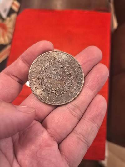 欧洲银章、铜章，大优惠起拍价都是银价计算 欧洲50大力神30克5彩包浆一枚，起拍价格小于银价