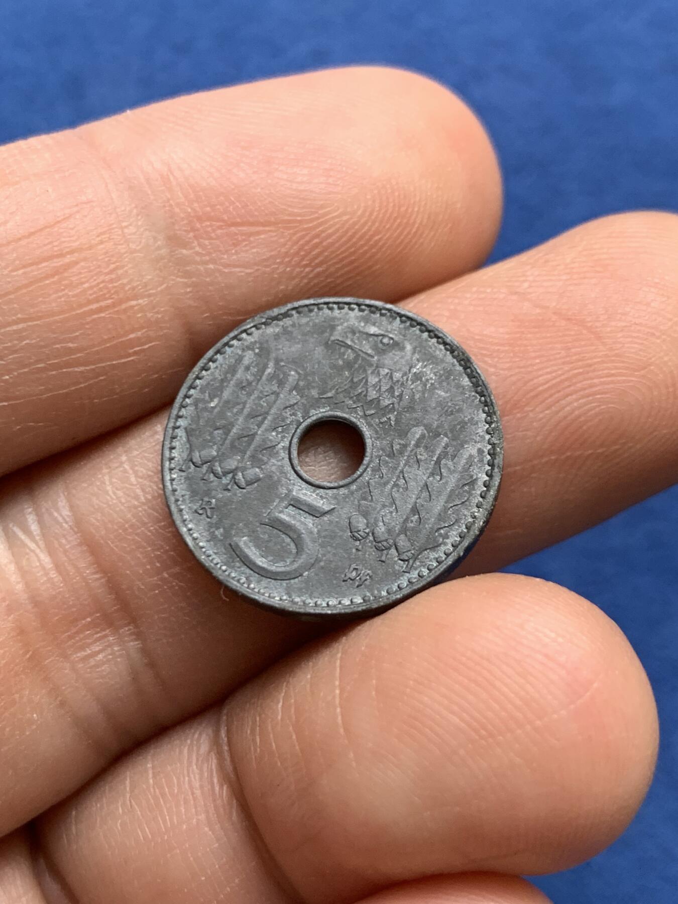 《竞宝斋》第482场 周日，周一 2场连拍 （全场包邮）20级店铺 欢迎送拍 德国1940年5芬尼 中孔锌币