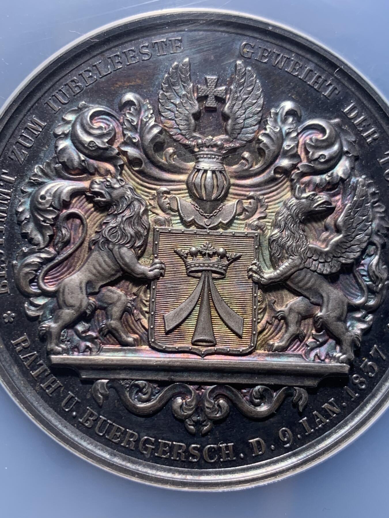 《竞宝斋》第482场 周日，周一 2场连拍 （全场包邮）20级店铺 欢迎送拍 NGC MS62 1837年德国为纪念著名教育家大卫·卢卡斯·屈厄尔（David Lucas Kühl）而制作的大银章，人物雕刻细腻传神，背面纹章图案华丽大气，特别是火烧云般的五彩艳丽包浆，赏心悦目，是一件难得的艺术品。加大盒封装