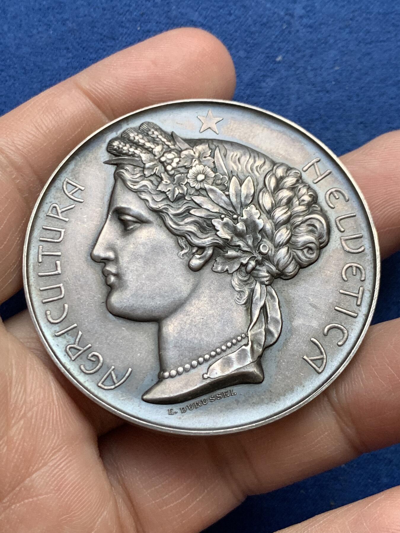 《竞宝斋》第482场 周日，周一 2场连拍 （全场包邮）20级店铺 欢迎送拍 瑞士1903年弗劳恩菲尔德大银章，瑞士第七届农林业博览会银章，直径50mm左右，重约53克左右，非常经典的铁灰包浆，很养眼，上手舒服。