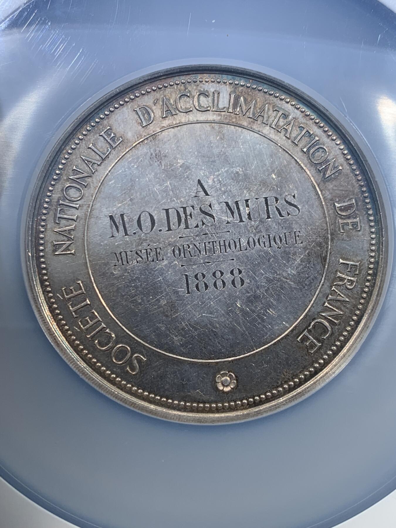 《竞宝斋》第482场 周日，周一 2场连拍 （全场包邮）20级店铺 欢迎送拍 NGC MS61 法国驯化学会大银章 吉利年1888年 直径60mm 加大加厚盒